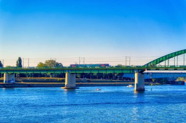 Belgrad, Sırbistan, 16 Eylül 2021: Belgrad, Sırbistan 'daki Sava nehri üzerindeki eski köprü.