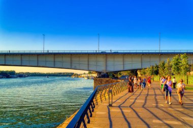 BELGRAD, SERBIA, 11 Eylül 2021: Belgrad 'ın Sava Limanı' ndaki Branko köprüsüne bakın, Sırbistan.