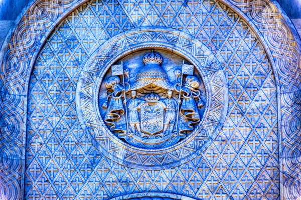セルビア正教会の外壁に中世の紋章 — ストック写真