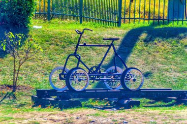 Mokra Gora, Sırbistan, 13 Eylül 2021: Sırbistan 'ın Mokra Gora kentindeki tren istasyonunda duran eski bir bisiklet.