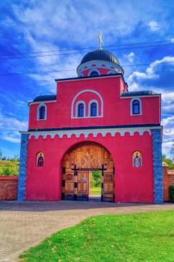 Krusedol Köyü, Sırbistan, 21 Eylül 2021: Krusedol Sırp Ortodoks Manastırı, Krusedol Köyü, Sırbistan.