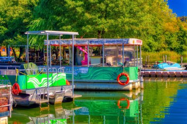 Jajce, Bosna-Hersek, 10 Ekim 2021: Bosna-Hersek 'in Jajce kentindeki büyük Pliva Gölü üzerinde gezinti aracı.