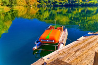 Jajce, Bosna-Hersek, 10 Ekim 2021: Bosna-Hersek 'in Jajce kentindeki büyük Pliva Gölü üzerinde gezinti aracı.