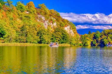 Jajce, Bosna-Hersek, 10 Ekim 2021: Bosna-Hersek 'in Jajce kentindeki büyük Pliva Gölü üzerinde gezinti yapan ziyaretçiler.