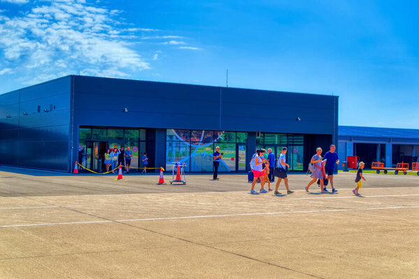 Баньялука, Босния и Герцеговина, 16 июля 2022 года: Пассажиры, выходящие из здания аэропорта в международном аэропорту в Баньялуке, Босния и Герцеговина.