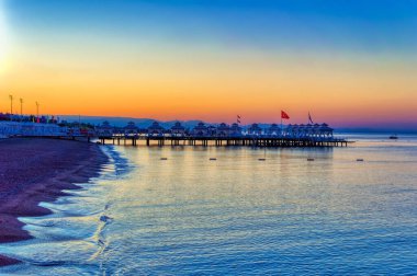 Yaz sabahının erken saatlerinde güneşli ve güneşli plajlar.