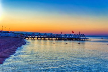 Yaz sabahının erken saatlerinde güneşli ve güneşli plajlar