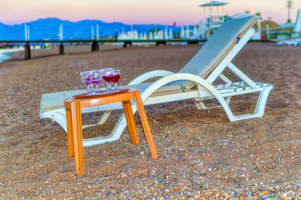 Verres Vin Laissés Sur Petite Table Plage Sable Tôt Matin — Photo