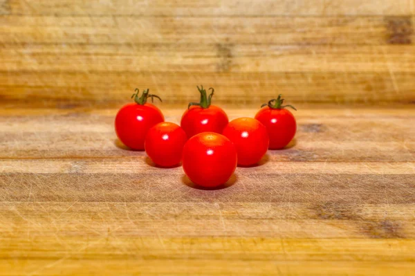 Tomates Cherry Dispuestos Plato Madera —  Fotos de Stock