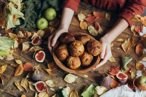 Bolos Caseiros Outono Bolos Com Recheio Frutas Uma Tigela Madeira — Fotografia de Stock