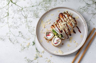 Yılan balığı, badem yaprağı ve unagi soslu çok güzel suşi ruloları..