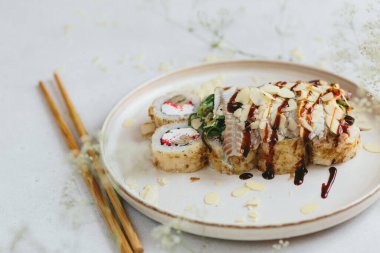 Yılan balığı, badem yaprağı ve unagi soslu çok güzel suşi ruloları..