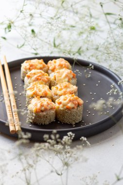 Beyaz pirinçli fırında suşi, susam tohumu, karides ve somon salatası..