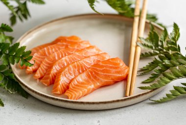 Sashimi 'ye yakın plan - masada geleneksel Japon suşisi..