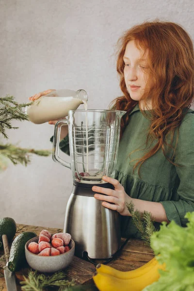 Rödhårig Flicka Tillagar Cocktail Grönsaksmjölk Frysta Bär Och Avokado Mixer — Stockfoto