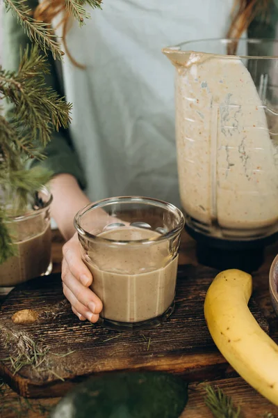 Mão Criança Com Copo Smoothie Feito Hora Perto Liquidificador Frutas — Fotografia de Stock