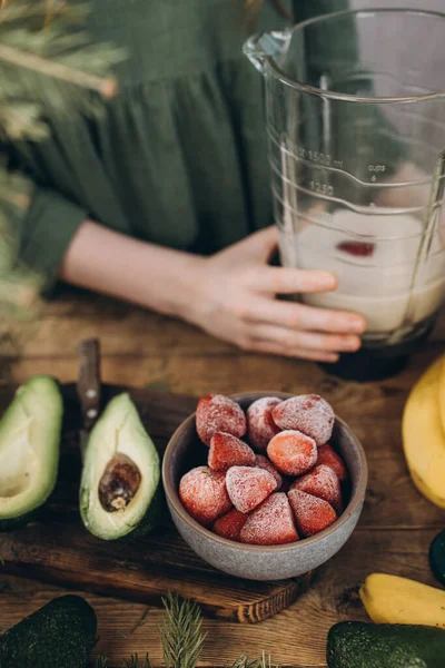 Uma Xícara Bagas Congeladas Preparadas Para Smoothie Fica Mesa Lado — Fotografia de Stock