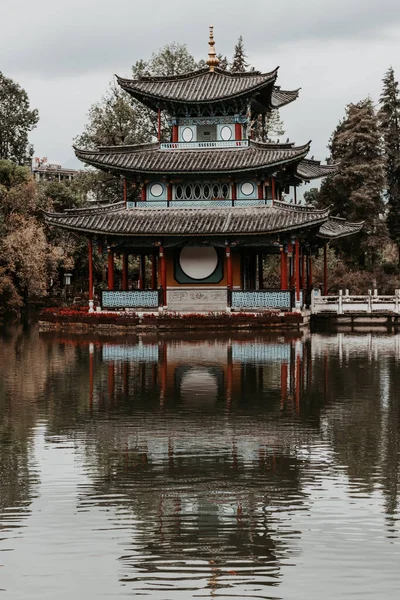 Tradycyjna Chińska Świątynia Jezioro — Zdjęcie stockowe