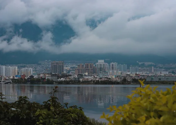 城市前面的湖景 — 图库照片