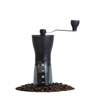 Beyaz arka planda izole edilmiş el yapımı kahve öğütücüsü