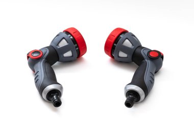 Beyaz arkaplanda iki su hortumu izole edildi.