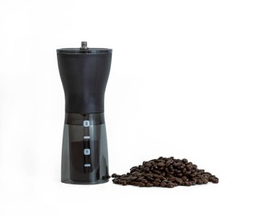 El yapımı kahve öğütücüsü beyaz arkaplanda izole edilmiş.