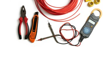 Üst görünüm elektrikli araçlar ve ekipmanlar beyaz arkaplanda izole