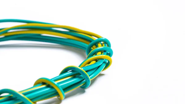 Beyaz Zemin Üzerinde Sarı Yeşil Elektrik Kablosu — Stok fotoğraf