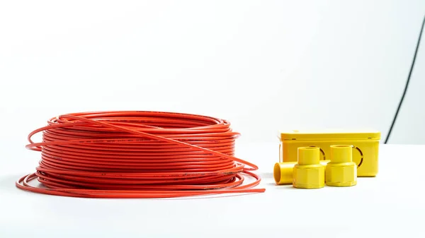 Sidovy Plast Elektrisk Kopplingsdosa Och Röd Tråd Isolerad Vit Bakgrund — Stockfoto