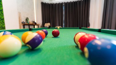 Bilardo masasında bilardo masası arka planında bilardo masası