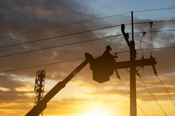 Elektriker Arbeitet Seilbahn Zur Wartung Von Hochspannungsleitungen — Stockfoto