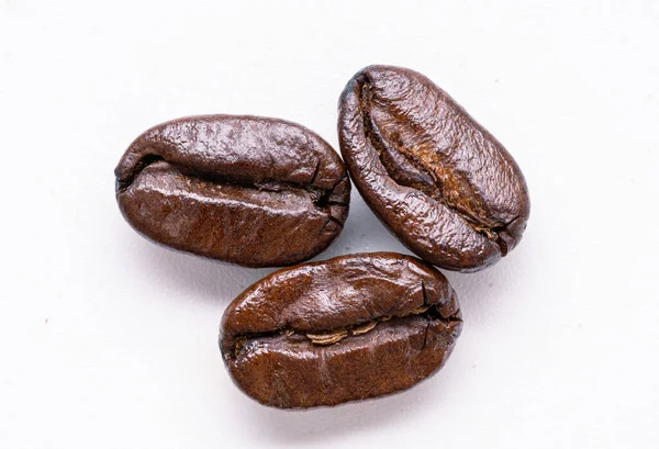 关闭咖啡豆孤立的白色背景 — 图库照片