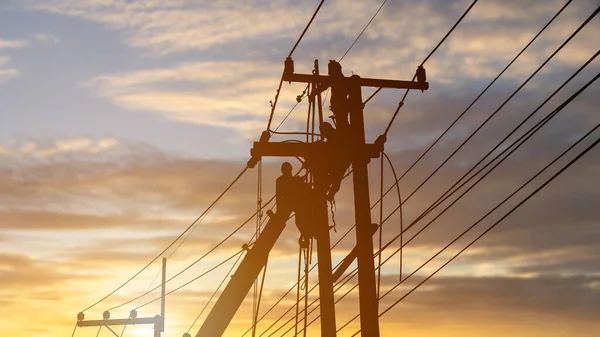 Elektriker Arbeiten Hochspannungsmasten Leitungen Und Ausrüstung Installieren — Stockfoto