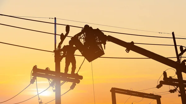 Silhouette Arbeiter Installieren Elektrogeräte Strommasten — Stockfoto