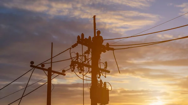 Elektrikçiler Kablo Ekipman Yüklemek Için Yüksek Voltaj Kuleleri Üzerinde Çalışıyorlar Stok Resim
