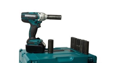 Kutu elektrik çarpma anahtarını beyaz arkaplanda izole et