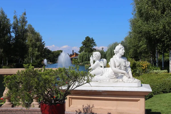 Parktaki Venüs ve Aşk Tanrısı 'nın beyaz mermer heykeli. Mezhyhirya 'daki ulusal park. Ukrayna. Açık havada güneşli güzel bir gün