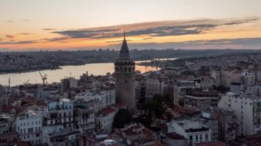 İstanbul 'daki Galata Kulesi' nin havadan görüntüsü. 4K Hiperlapse 