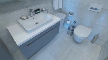 Otel odasındaki beyaz banyo manzarası. 4k görüntü