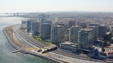 İstanbul 'daki binaların havadan görüntüsü. 4K Drone Görüntüsü