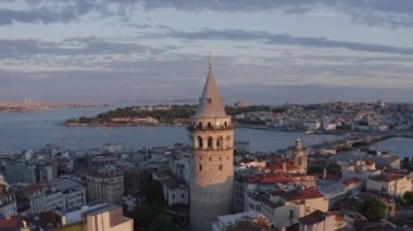 İstanbul 'daki Galata Kulesi' nin havadan görüntüsü. Türkiye 'de 4K Görüntüsü