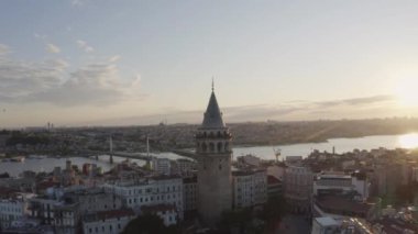 İstanbul 'daki Galata Kulesi' nin havadan görüntüsü. Türkiye 'de 4K Görüntüsü