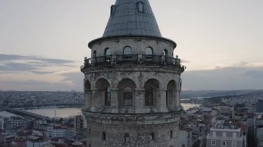 İstanbul 'daki Galata Kulesi' nin havadan görüntüsü. Türkiye 'de 4K Görüntüsü