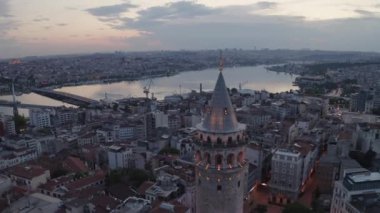 İstanbul 'daki Galata Kulesi' nin havadan görüntüsü. Türkiye 'de 4K Görüntüsü