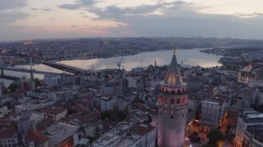 İstanbul 'daki Galata Kulesi' nin havadan görüntüsü. Türkiye 'de 4K Görüntüsü
