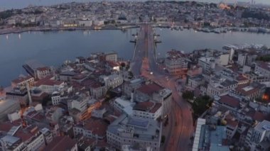 İstanbul 'daki Galata Köprüsü' nün havadan görüntüsü. Türkiye 'de 4K Görüntüsü