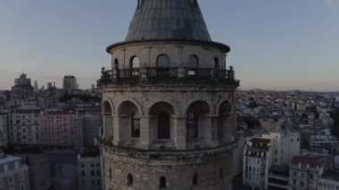 İstanbul 'daki Galata Kulesi' nin havadan görüntüsü. Türkiye 'de 4K Görüntüsü