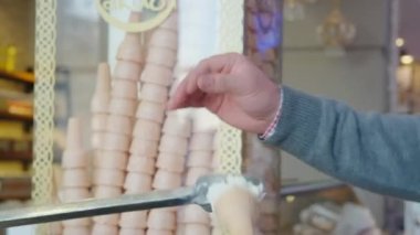 Kahramanmaras 'ta geleneksel Türk dondurması. Türkiye 'de 4K Görüntüsü