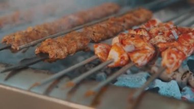 Bir şef geleneksel Türk kebabı hazırlıyor..