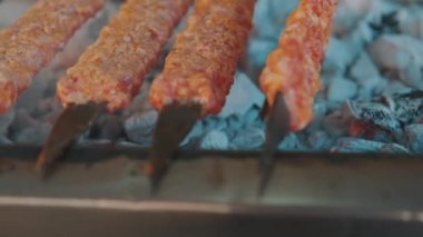 Bir şef geleneksel Türk kebabı hazırlıyor..